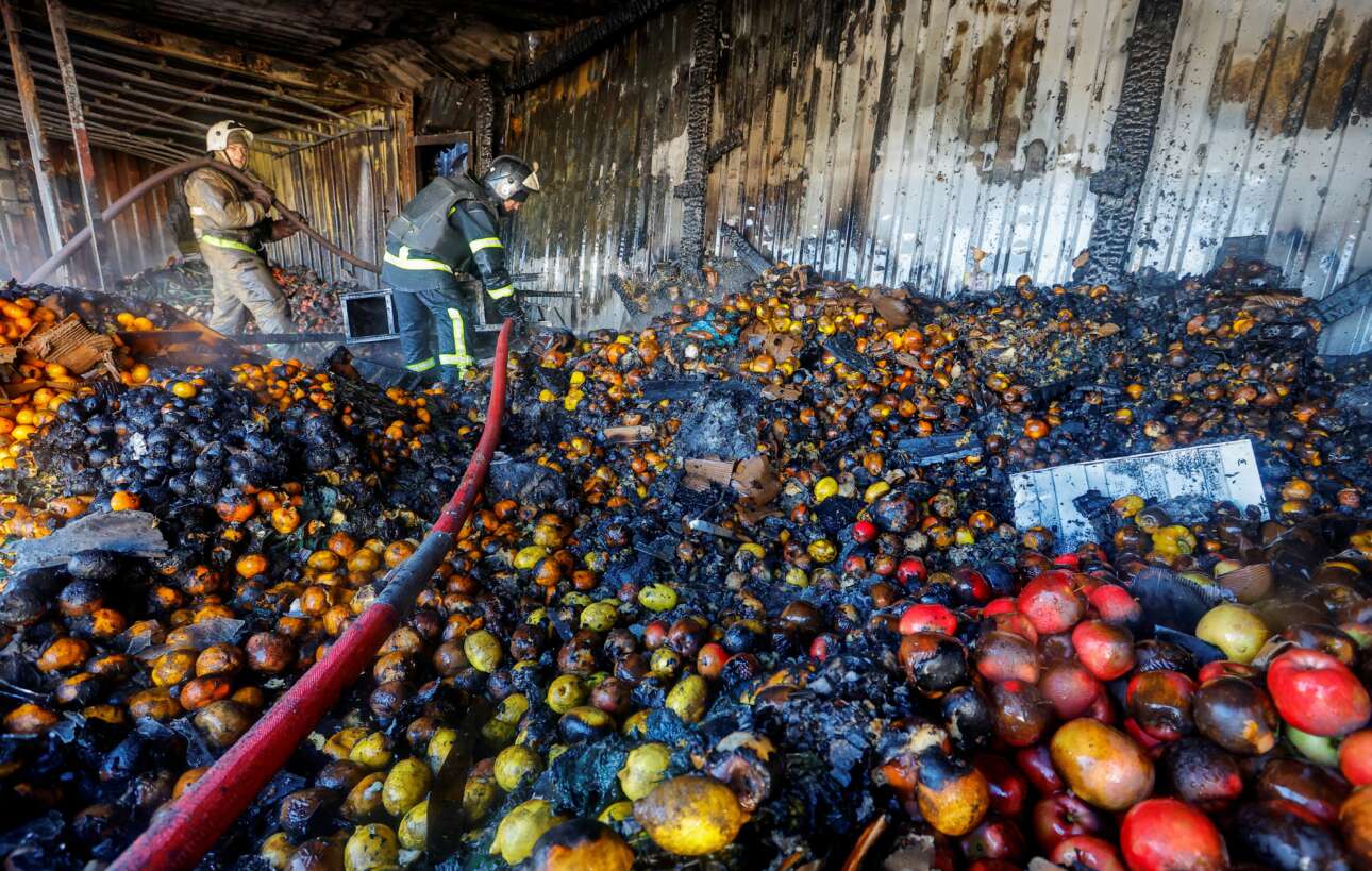 Οι πυροσβέστες διαπίστωσαν ότι ελάχιστα φρούτα γλίτωσαν το έγκαυμα σε αυτό το μανάβικο κάπου στο ελεγχόμενο από τους Ρώσους Ντονέτσκ – η φωτιά ήρθε από τον ουρανό, με τη μορφή ουκρανικού βλήματος 