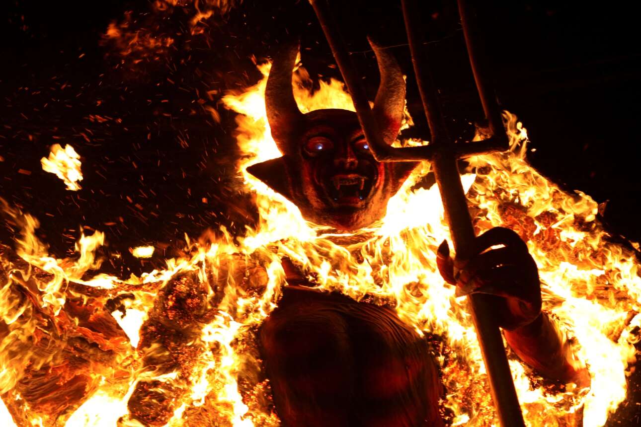 Φλόγες συμβολικής πυράς στέλνουν στο πυρ το εξώτερον τον εξαποδώ: τις άναψαν χριστιανοί της Γουατεμάλας, στο πλαίσιο γιορτής που πανηγυρίζει την έναρξη της περιόδου των Χριστουγέννων – κουλέρ λοκάλ, φυσικά, όμως δείχνει την εδραία λαϊκή πίστη για τη σωστή πλευρά όχι της Ιστορίας, αλλά του επέκεινα