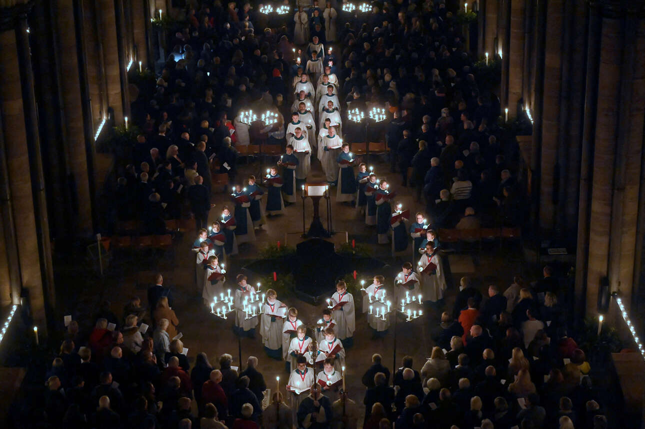 Υπέροχη εικόνα από τον βρετανικό Καθεδρικό Ναό του Σόλσμπερι, όπου κληρικοί, μαζί με χορωδία, παίρνουν μέρος στην τελετή «Από το σκοτάδι στο φως», υπό το φως των κεριών  