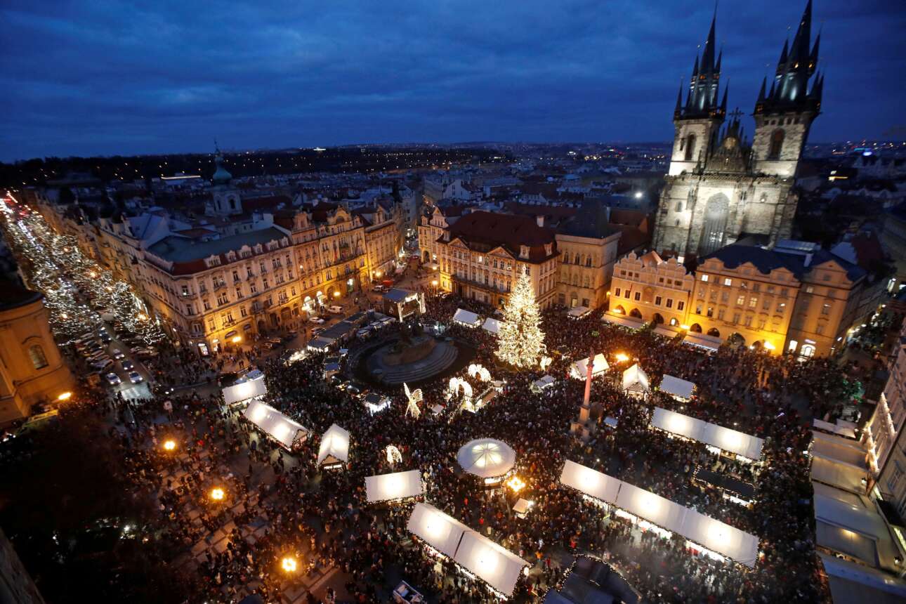 Η παραδοσιακή χριστουγεννιάτικη αγορά της Πράγας έχει στηθεί στην πλατεία της Παλιάς Πόλης και ήδη προσέλκυσε τους πρώτους επισκέπτες της, ενώ αναμένει και εκείνους τους εποχικούς τουρίστες που μπορούν να μη λογαριάζουν πληθωρισμούς, ανατιμήσεις και κόστος χρήματος 