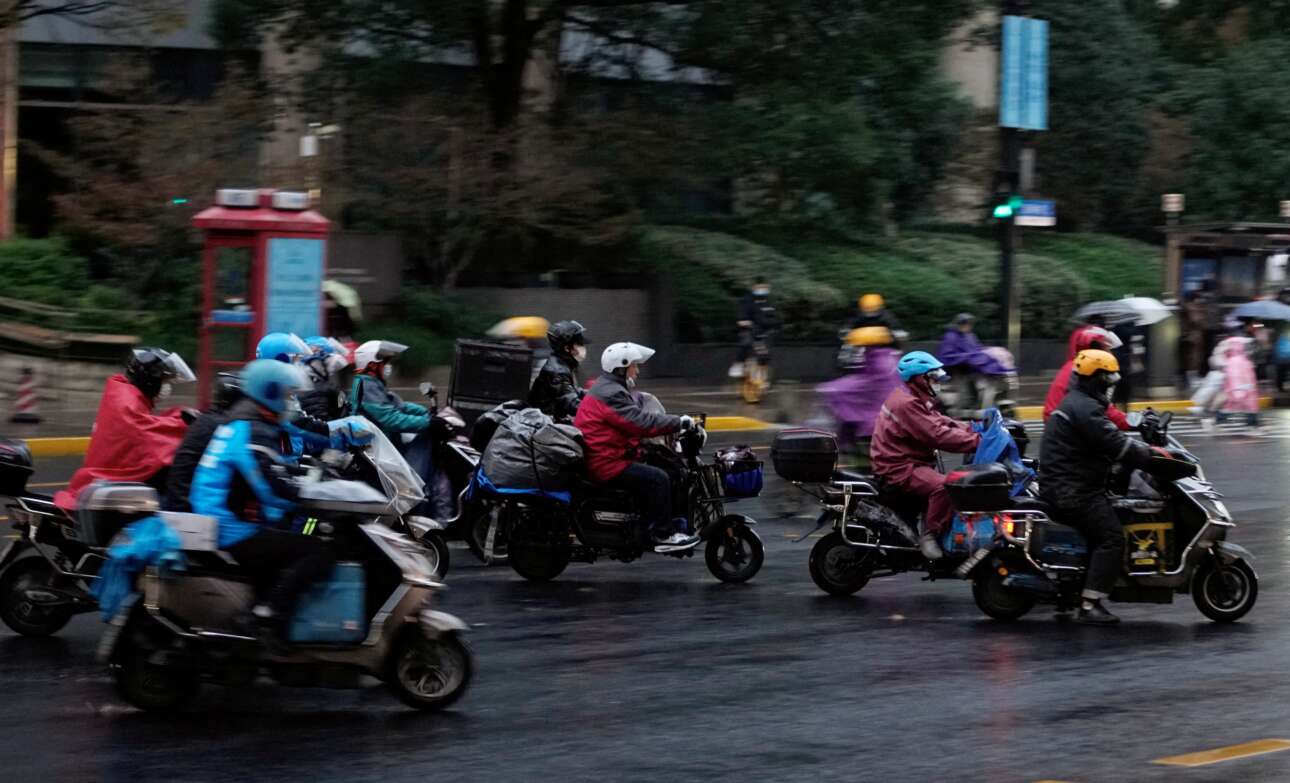 70.000 σπουδαγμένοι Κινέζοι δουλεύουν στο «ντελίβερι»