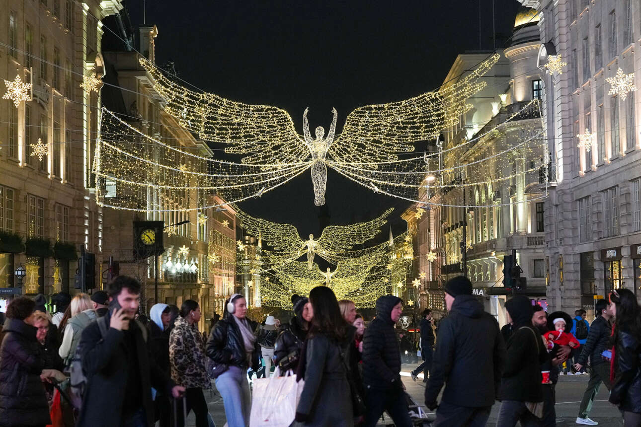 Η πολυσύχναστη Ρίτζεντ Στριτ στο Λονδίνο, στολισμένη με φωτεινούς αγγέλους