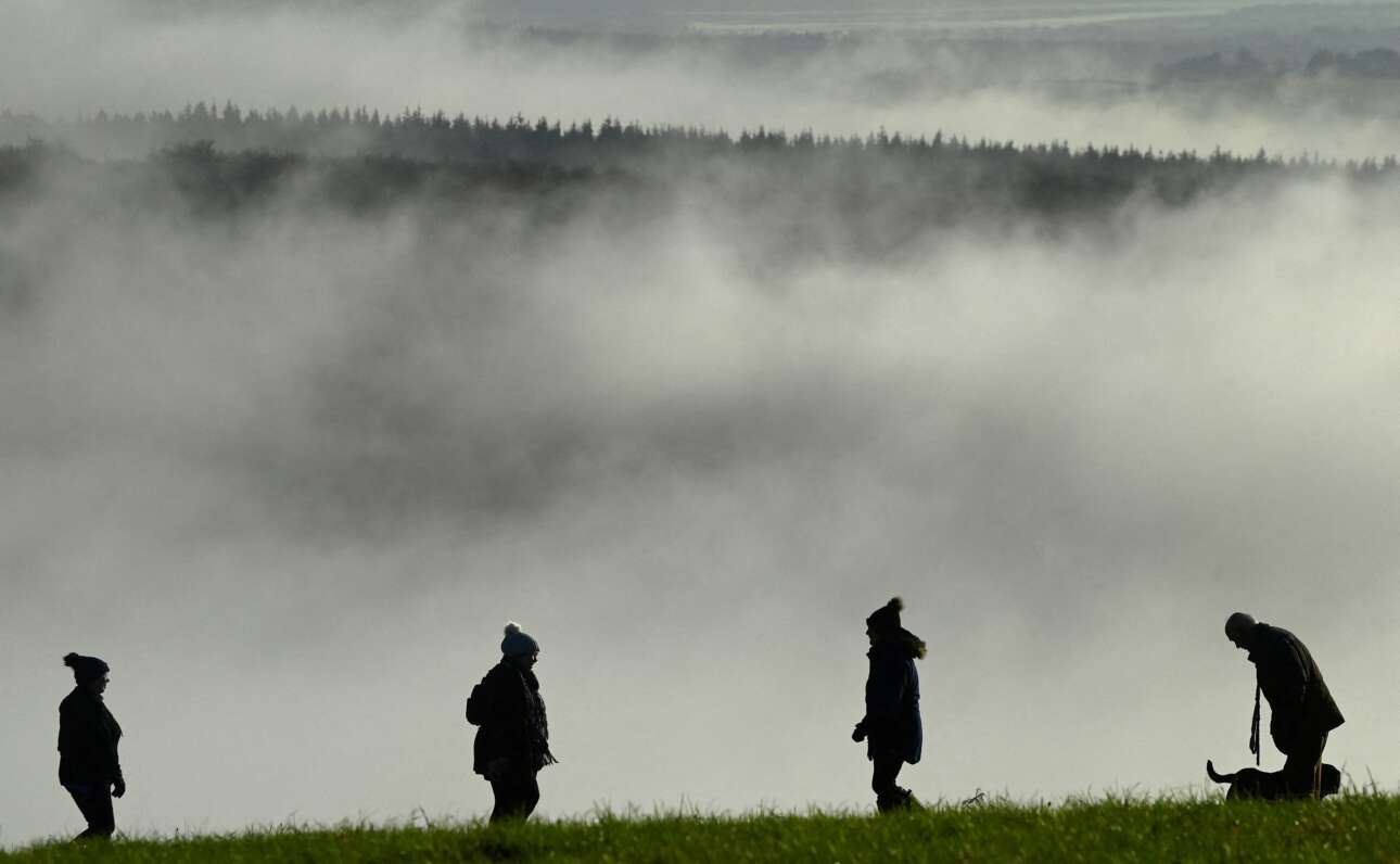 Η ομίχλη είναι υποβλητικό φυσικό φαινόμενο: εξάπτει την εξτρεμιστική φαντασία, διεγείρει τον φόβο, μουσκεύει τα ρούχα και την ψυχή, ωστόσο οι Βρετανοί είναι εξοικειωμένοι μαζί της όπως εμείς με την αιθρία, και τη χαίρονται – στιγμιότυπο με περιπατητές στο South Downs National Park κοντά στο Πέτερσφιλντ