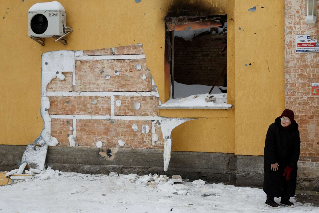 Περίεργη υπόθεση από την Ουκρανία: το κομμάτι του επιχρίσματος που λείπει από τον τοίχο έφερε ζωγραφιά του «καλλιτέχνη του δρόμου» Banksy ο οποίος επέλεξε στρατόπεδο και στηρίζει τον Ζελένσκι – η τοπική αστυνομία ανακοίνωσε ότι συνέλαβε τους κλέφτες και ότι το «έργο Τέχνης» διεσώθη (εικάζεται ότι εκλάπη με σκοπό να πουληθεί)