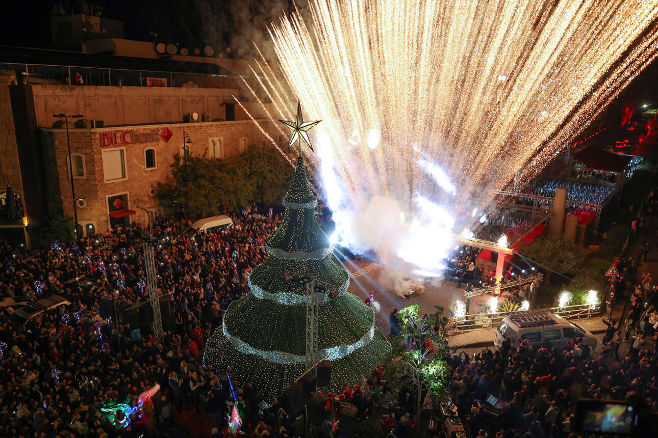 Μεγάλο πλήθος παρακολουθεί την τελετή φωταγώγησης του χριστουγεννιάτικου δέντρου σε μια πλατεία της πόλης Βύβλος του Λιβάνου