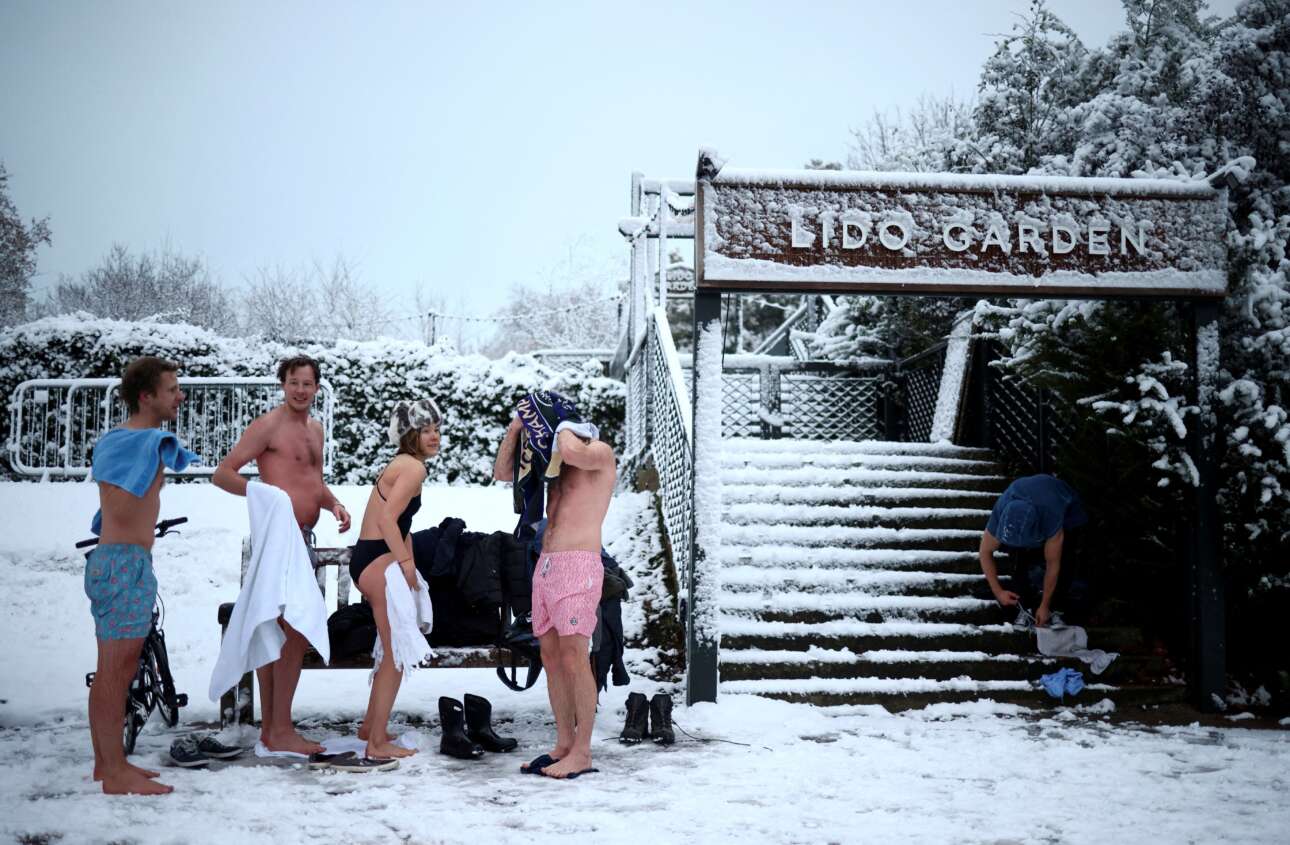 Χειμερινοί κολυμβητές, αφού βούτηξαν στη λίμνη Σέρπεντιν, σκουπίζονται για να στεγνώσουν: ήθελε θάρρος, καθώς οι θερμοκρασίες στο Λονδίνο είναι πολύ χαμηλές – «Aren’t we sportsmen, old chaps and my dear?»