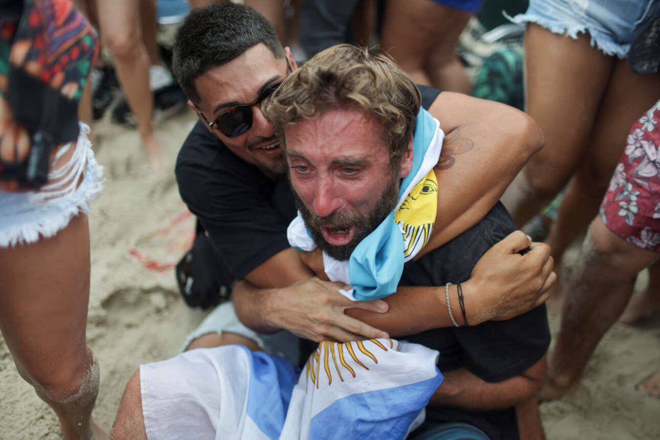 Πίσω στην Αργεντινή. Με μάτια πρησμένα από το κλάμα άνθρωποι πανηγυρίζουν την κατάκτηση του Μουντιάλ
