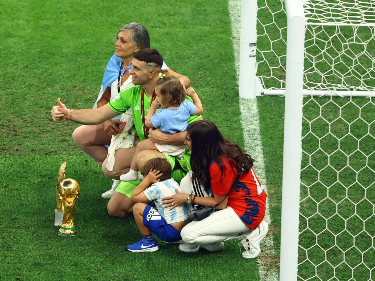 O δεύτερος πρωταγωνιστής της Αργεντινής, ο τερματοφύλακας Εμιλιάνο Μαρτίνεζ πανηγυρίζει με την οικογένειά του