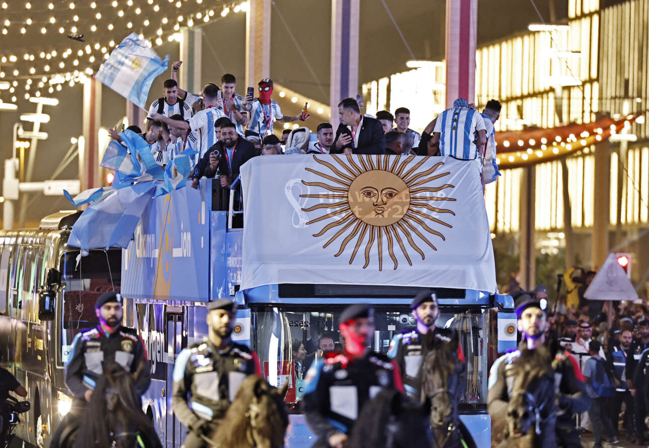 Το πούλμαν των Αργεντινών στην παραδοσιακή βόλτα έξω από το γήπεδο