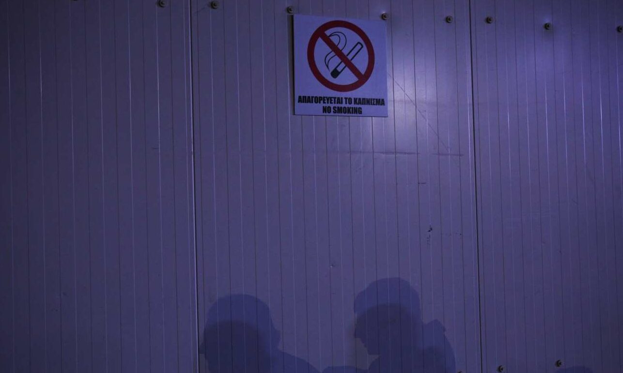 Ποιος φταίει που δεν εφαρμόζεται ο αντικαπνιστικός νόμος; Η ΕΛ.ΑΣ απαντά στη Μίνα Γκάγκα