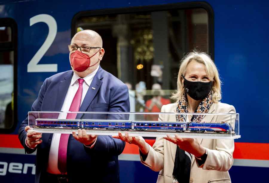 Eπικεφαλής αεροπορικής εταιρείας συστήνει να παίρνουμε το τρένο