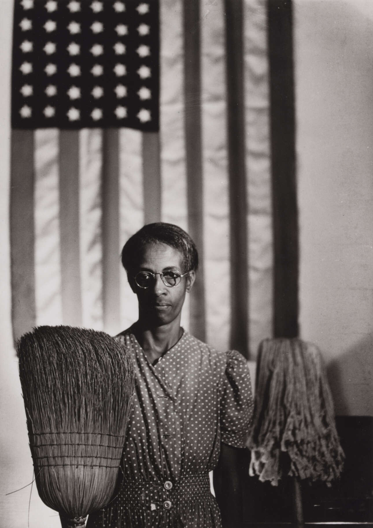 «Αμερικανικό Γκόθικ», μία από τις πιο γνωστές φωτογραφίες του Γκόρντον Παρκς, αναφορά στον εμβληματικό ομώνυμο πίνακα του Γκραντ Γουντ: η καθαρίστρια Ελα Γουάτσον ποζάρει κρατώντας σκούπα και σφουγγαρίστρα, με φόντο την αμερικανική σημαία