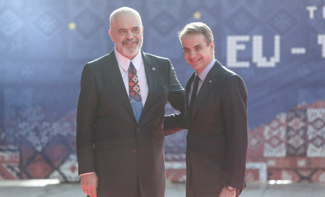 Ιστορική επίσκεψη Μητσοτάκη στα χωριά της ελληνικής μειονότητας στην Αλβανία – Μαζί του ο Πύρρος Δήμας