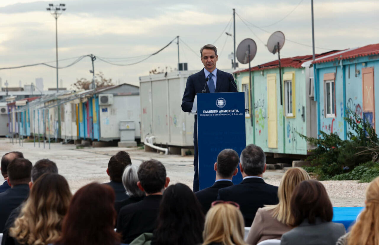 Μητσοτάκης στον Ελαιώνα: Η χώρα απαλλάσσεται από τις μεταναστευτικές δομές του παρελθόντος