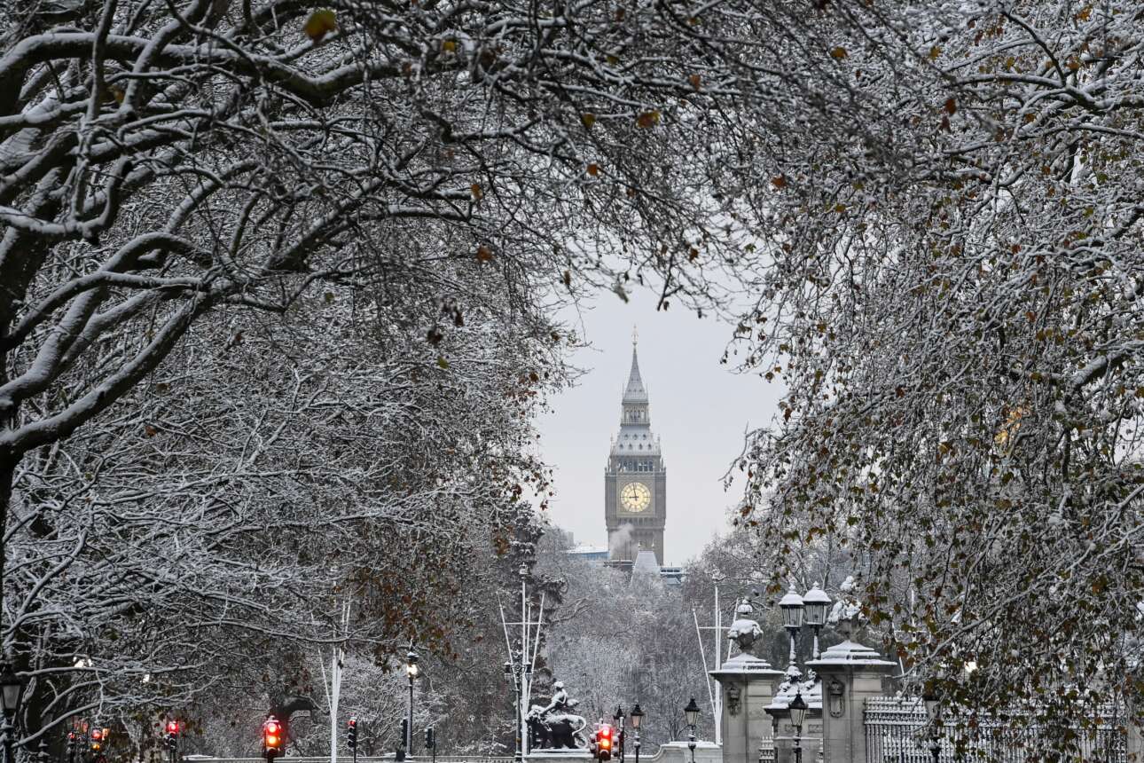 Χιόνια στα δέντρα του πάρκου τα λονδρέζικα Χριστούγεννα σημαίνουν – το ξέρει και το Μπιγκ Μπεν, στο βάθος, χιονισμένο και αυτό