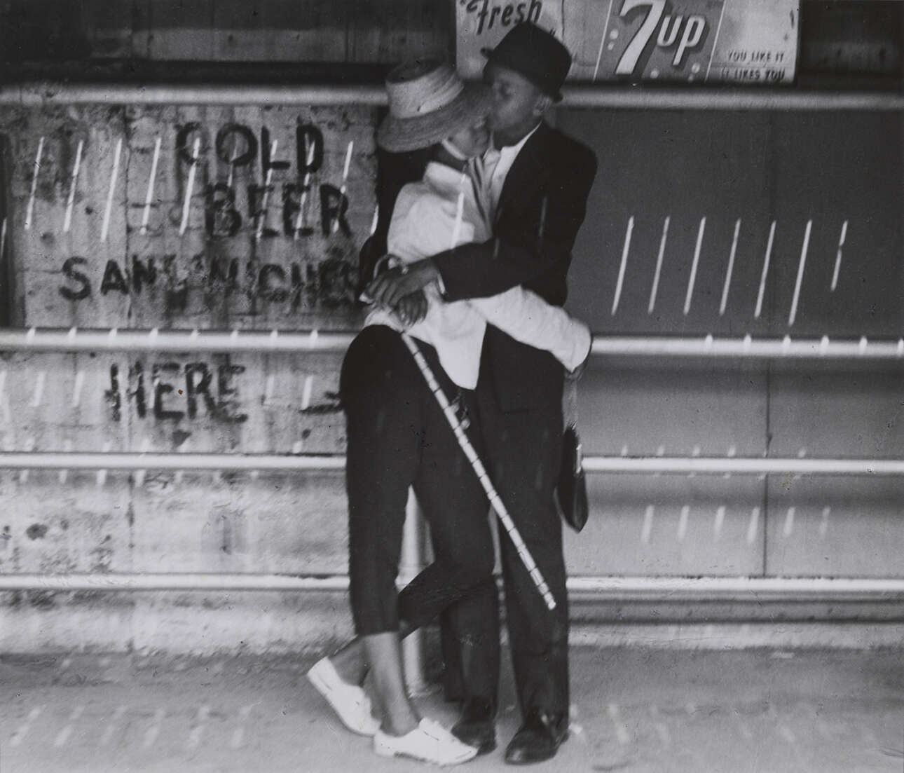 Ενα ερωτευμένο ζευγάρι στο Κόνι Αιλαντ της Νέας Υόρκης, το 1966. Σύμφωνα με την Τζούντι Γκλίκμαν Λόντερ, «η φωτογραφία φέρνει το αόρατο στο φως και μας προτρέπει να αναλογιστούμε τη ζωή σε όλη της την πολυπλοκότητα, πέρα από το κάδρο»