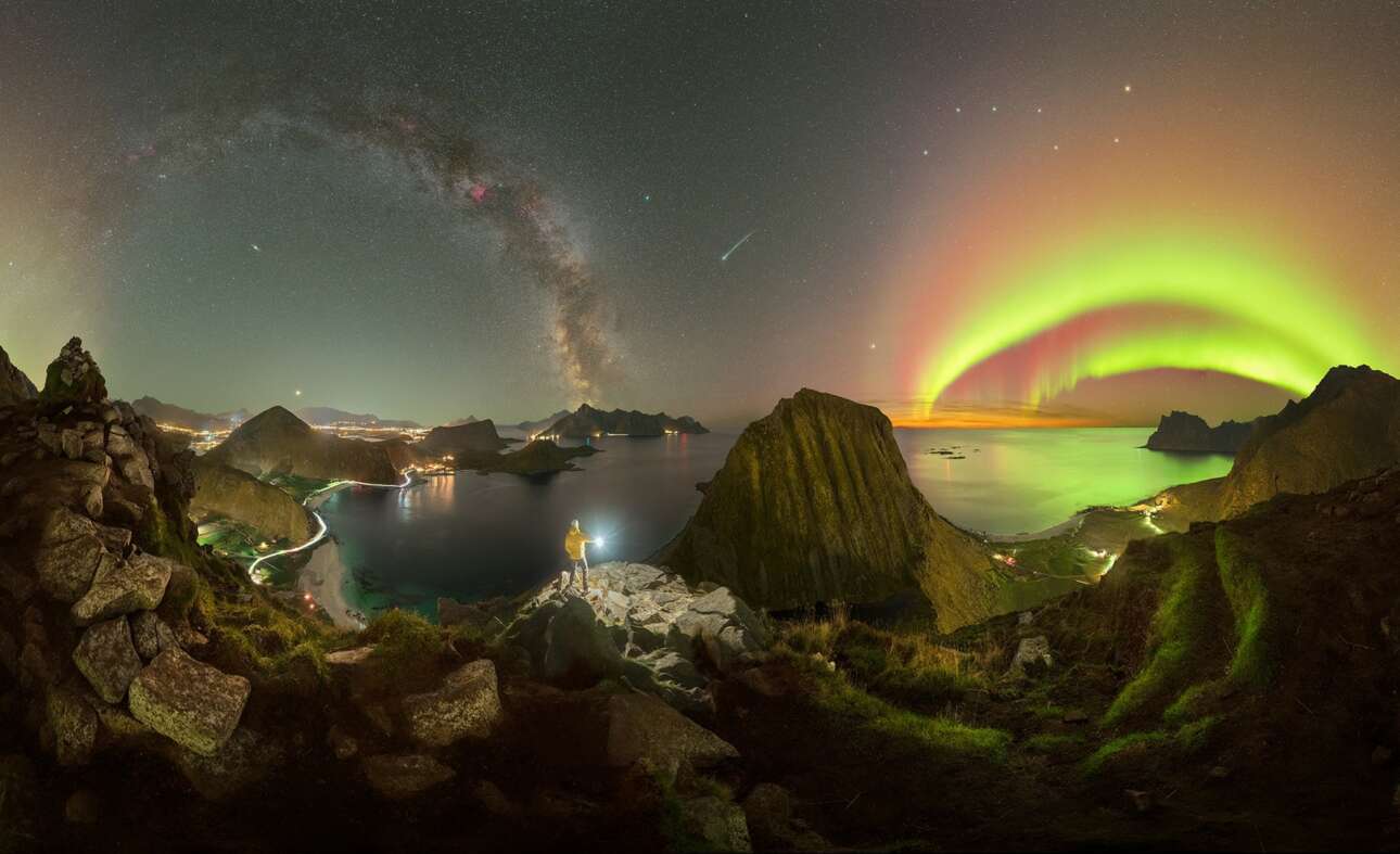 «Inception», Νησιά Λοφότεν, Νορβηγία. Διπλό ουράνιο τόξο, ο Γαλαξίας σε τόξο επίσης, ανάμεσά τους στη μέση η Ανδρομέδα και πάνω από το Σέλας η Μεγάλη Αρκτος