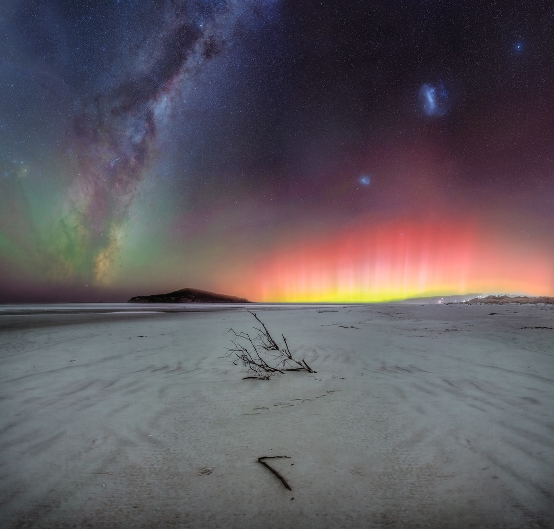 «Εκρήξεις του Ουρανού», Παραλία Ταϊάρι, Οτάγκο, Νέα Ζηλανδία. Η Νέα Ζηλανδία είναι πραγματικά ένα ιδιαίτερο μέρος για αστροφωτογραφίσεις. Οι ουρανοί είναι υπέροχα σκοτεινοί και τα τοπία έχουν πολλά ενδιαφέροντα χαρακτηριστικά