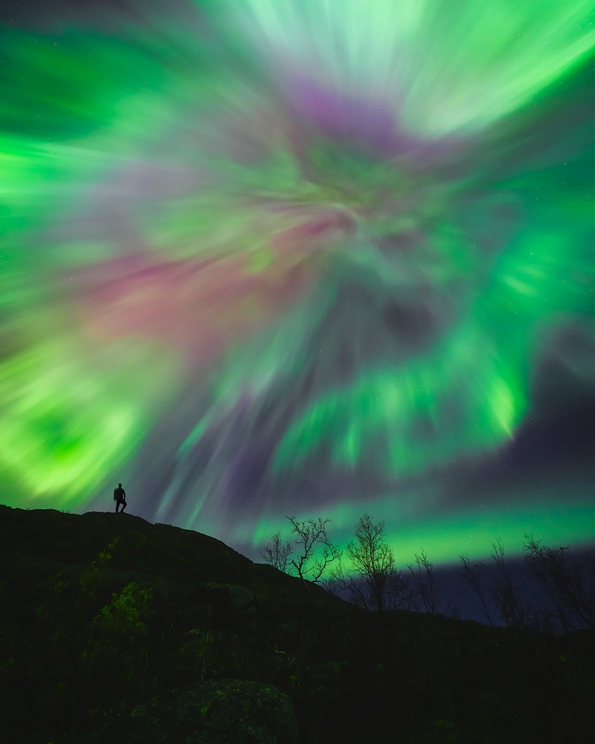 «Auroraverse», Νορβηγία. Οταν το Βόρειο Σέλας «τρελαίνεται» στον νυχτερινό ουρανό, είναι πολύ δύσκολο ακόμη και για έναν έμπειρο φωτογράφο να εστιάσει στη σύνθεσή του, καθώς συμβαίνουν πάρα πολλά, πολύ γρήγορα