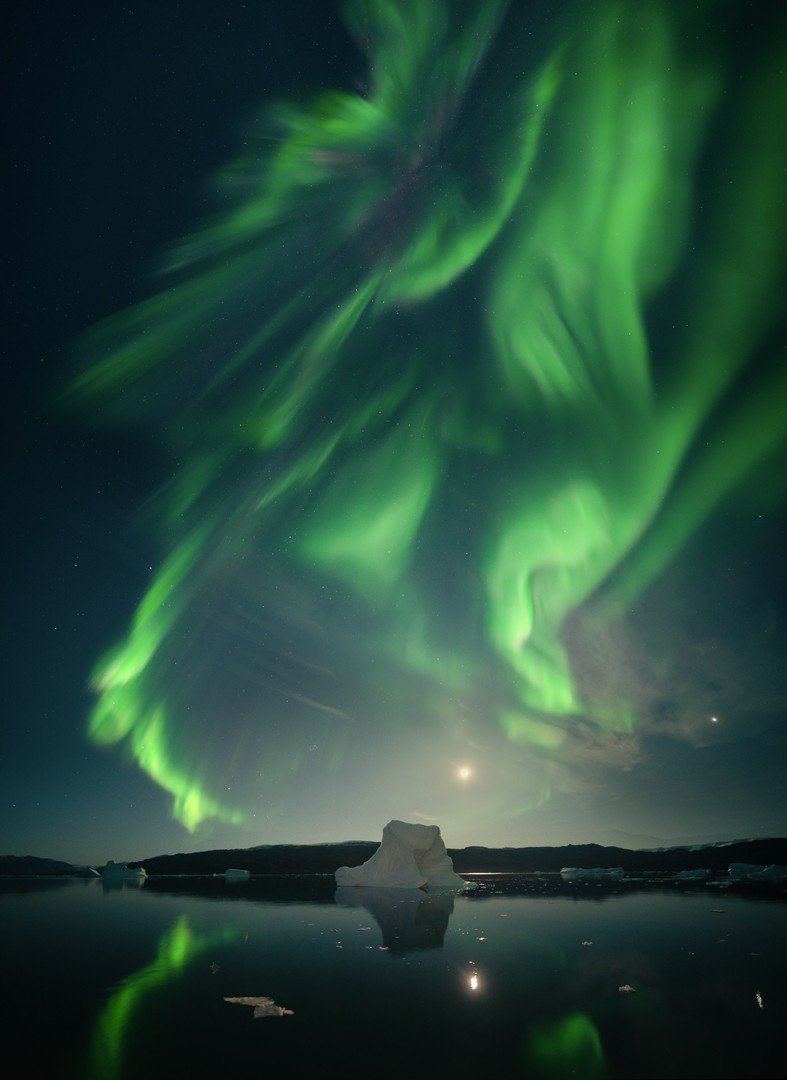 «Επιβλητικός Πάγος», Ανατολική Γροιλανδία. Η φωτογραφία τραβήχτηκε από ένα παγοθραυστικό, μια νύχτα που η πανσέληνος φώτιζε το γεμάτο τεράστια παγόβουνα φιορδ
