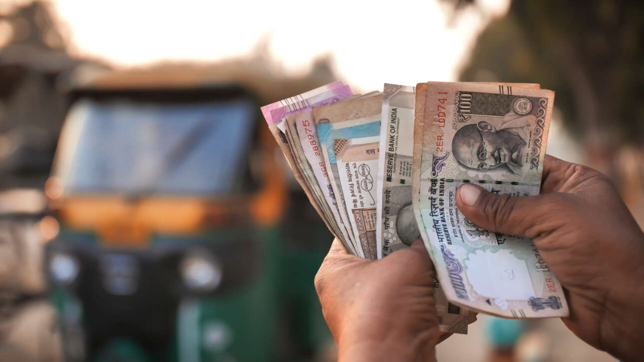 Ποσό ρεκόρ $100 δισ. από εμβάσματα στην Ινδία το 2022