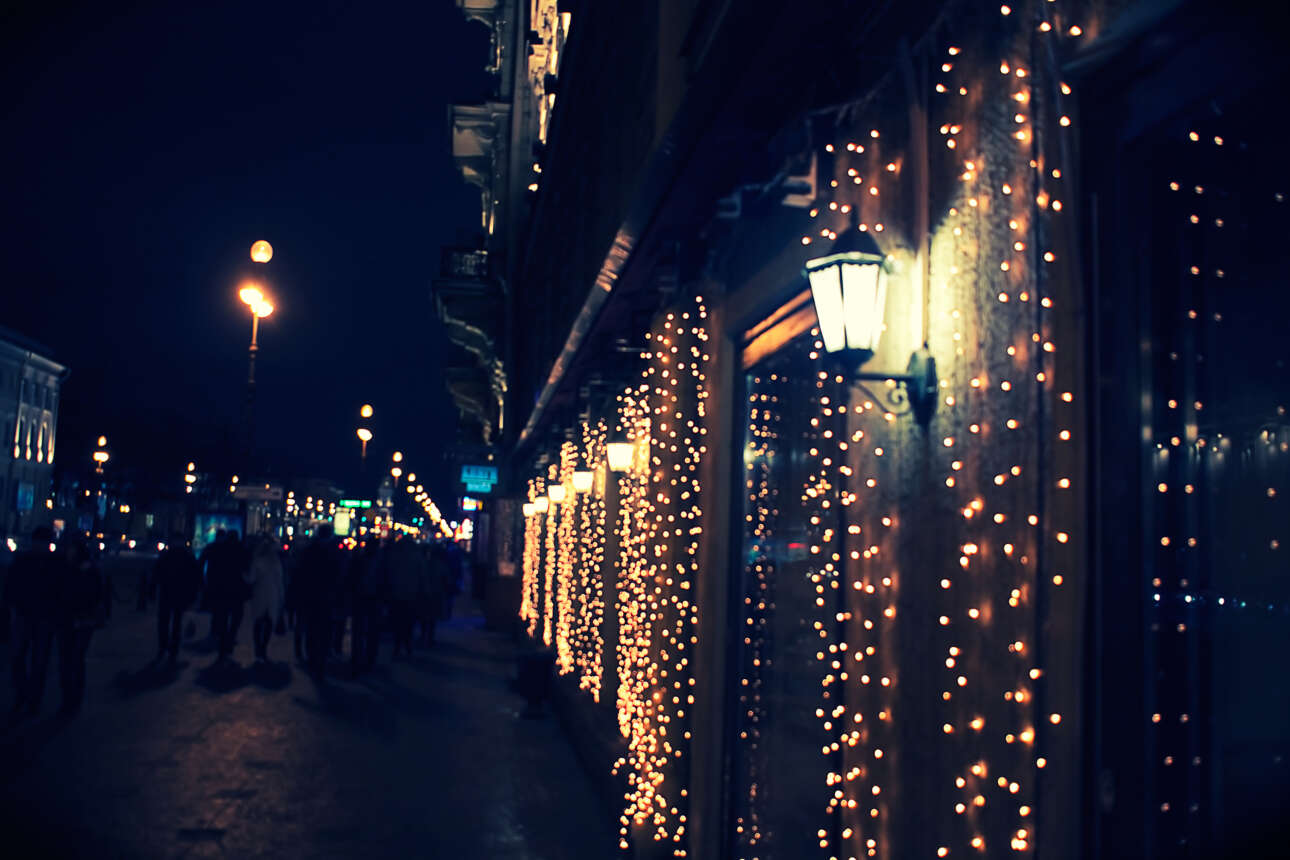 Ωσπου να γίνουμε καπνός, μικρή ζωή κάτω από το φως