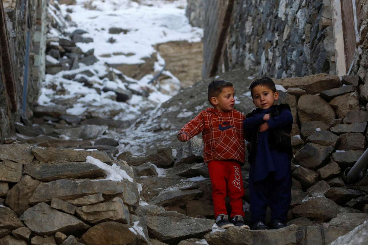 Δυο αγοράκια τουρτουρίζουν από το κρύο στη χιονισμένη Καμπούλ, πρωτεύουσα του κράτους των Ταλιμπάν