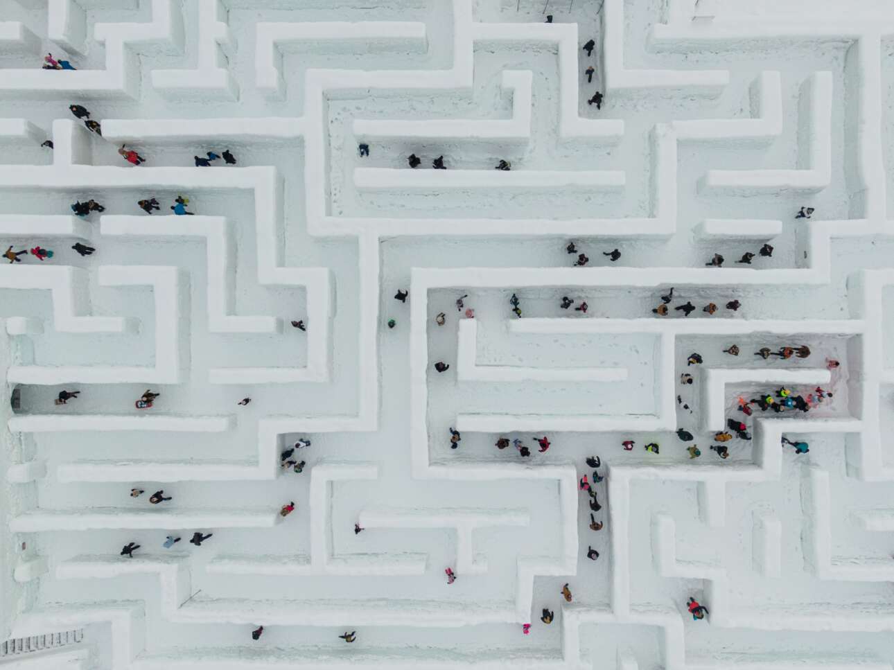 Αεροφωτογραφία του λαβυρίνθου του χειμερινού θεματικού πάρκου Snowlandia, στην περιοχή Ζακοπάνε της Πολωνίας, το οποίο εφέτος επαναλειτουργεί έπειτα από το κορονοϊκό lockdown