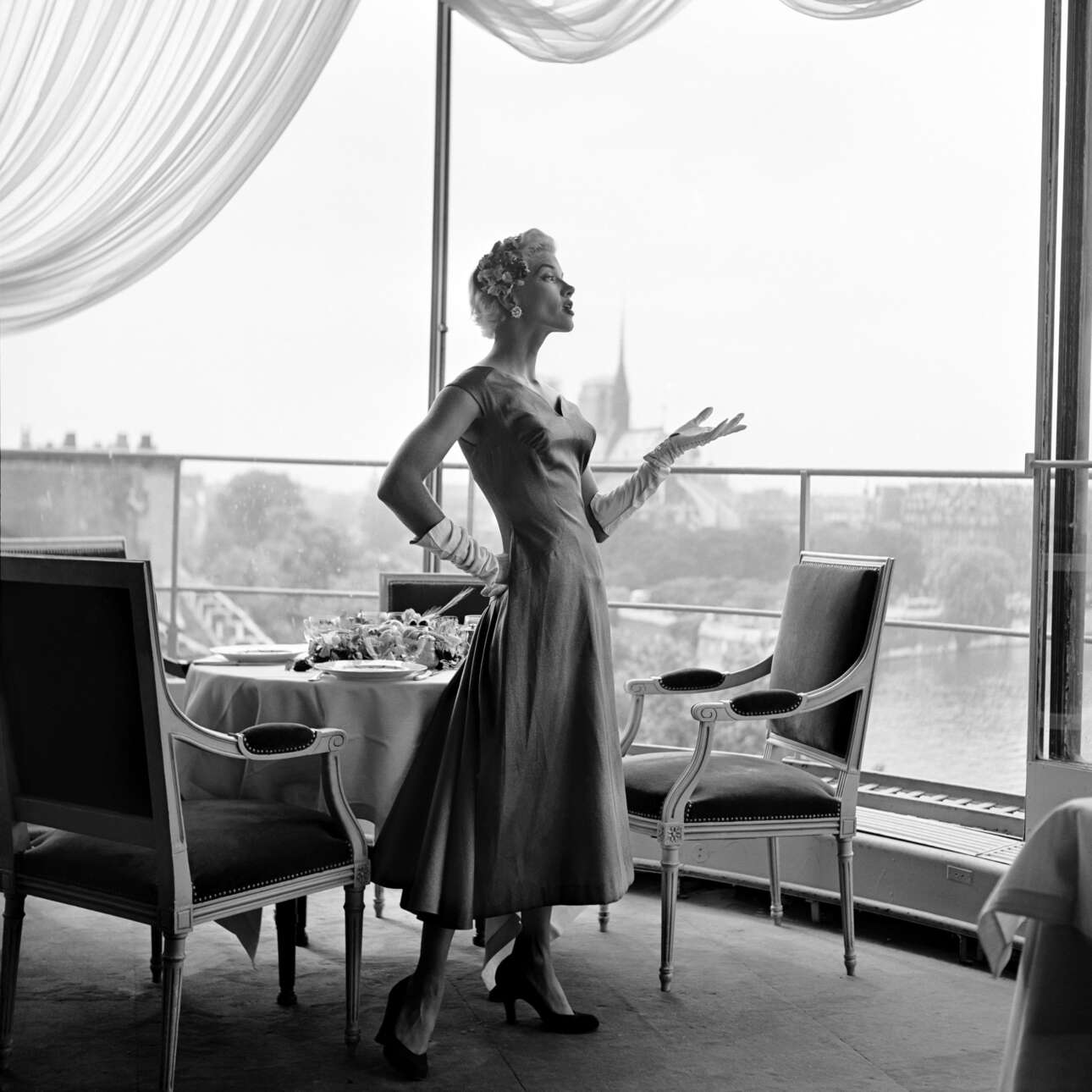 Givenchy υψηλής ραπτικής στο εστιατόριο Tour d'Argent με θέα στον Σηκουάνα και την Παναγία των Παρισίων 
