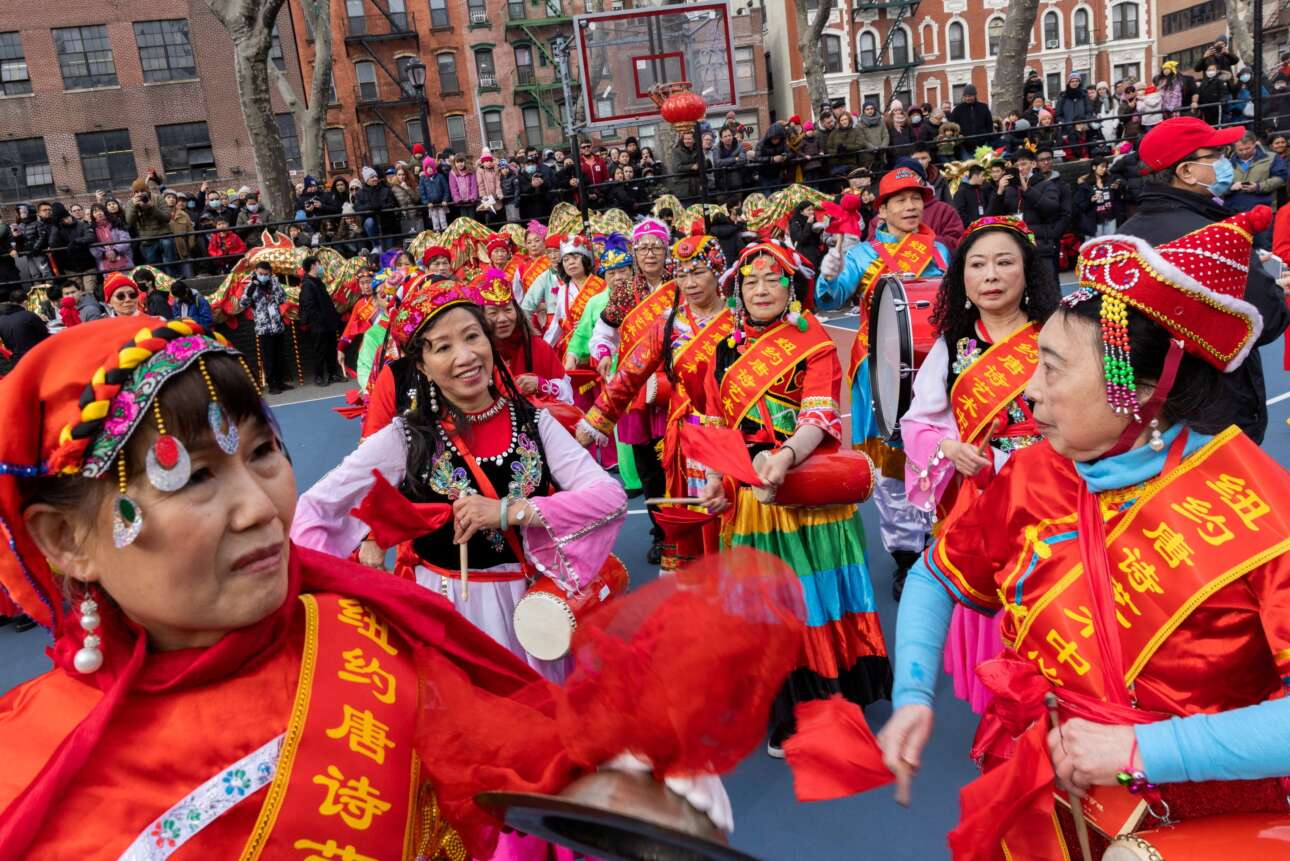 Γυναίκες χορεύουν κατά τη διάρκεια της παρέλασης για την κινεζική Πρωτοχρονιά, η οποία έγινε στην Τσαϊνατάουν της Νέας Υόρκης – πέρα από το εγχώριο εργατικό δυναμικό, η μεγαλύτερη «παγκοσμιοποιητική» δύναμη της Κίνας είναι η διασπορά της 