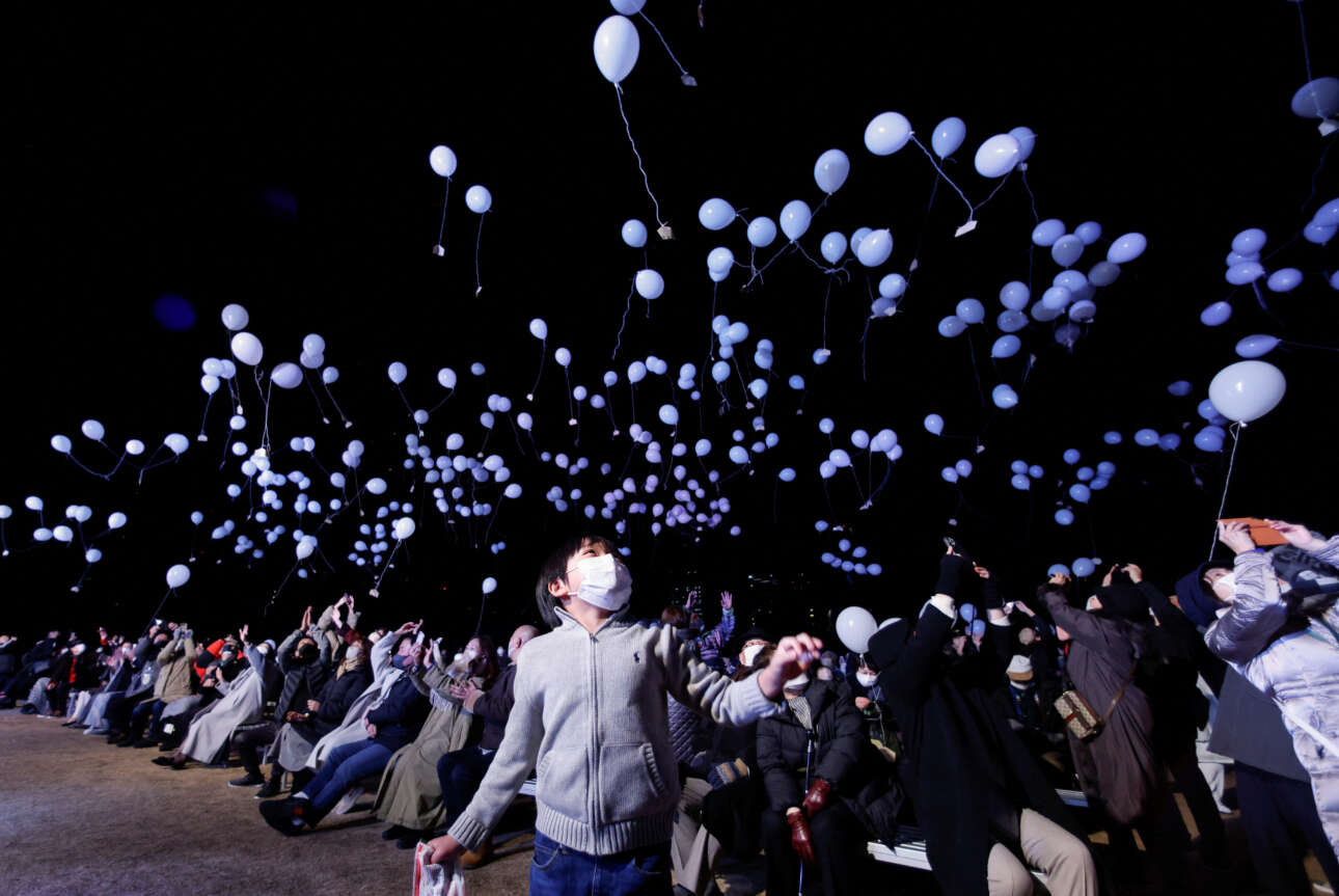 Απαλευθερώνοντας μπαλόνια για να υποδεχτούν το νέο έτος στο Τόκιο της Ιαπωνίας