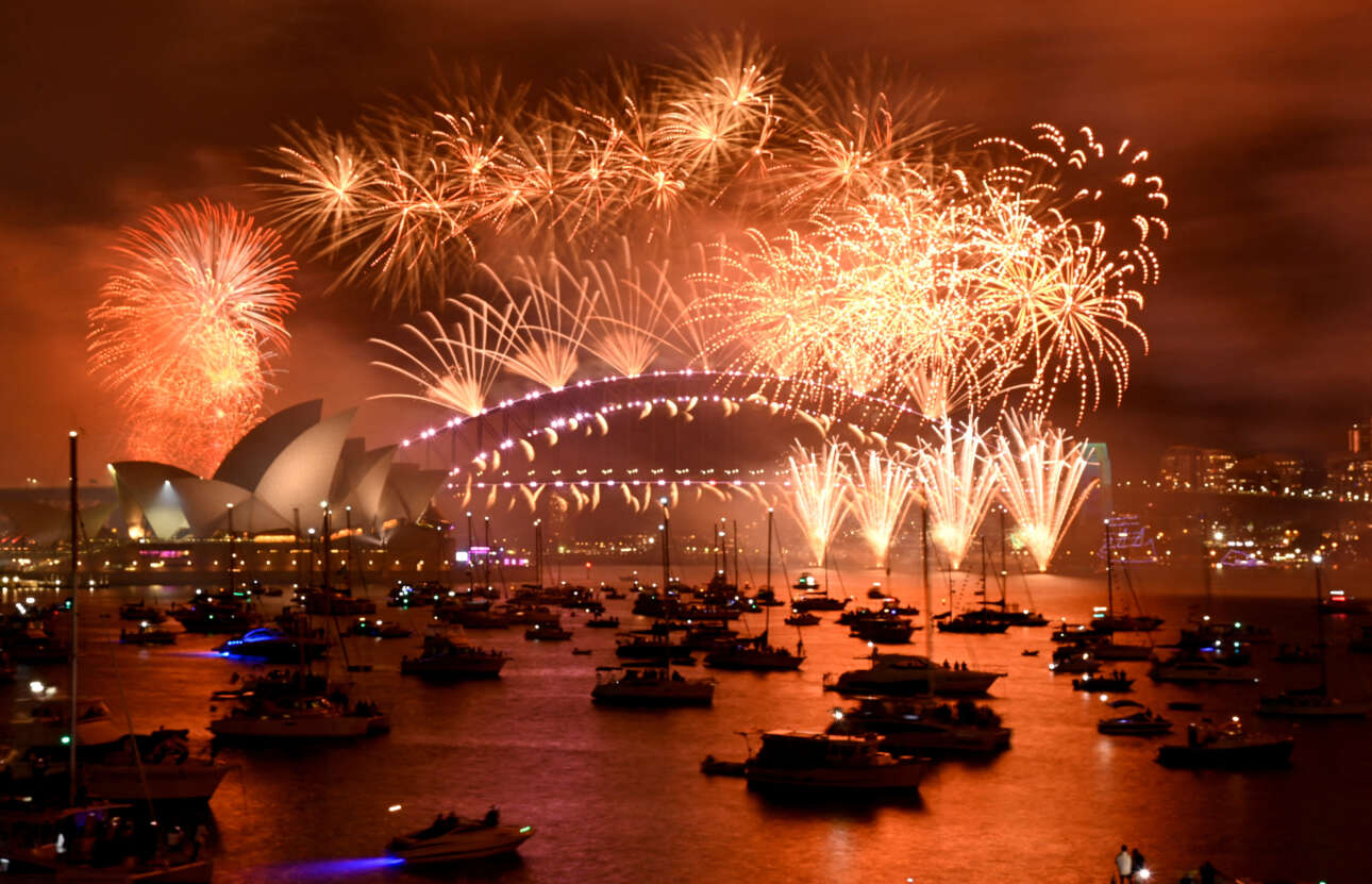 Πυροτεχνήματα στο λιμάνι του Σίδνεϊ στην Αυστραλία, που πρώτο υποδέχτηκε το 2023