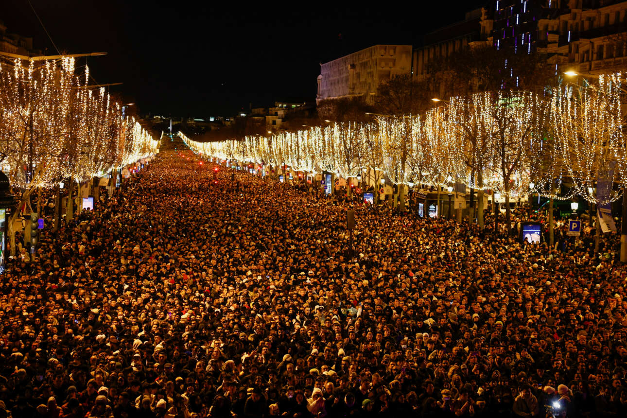 Απίστευτα πλήθη στη λεωφ. των Ηλυσίων στο Παρίσι. Οι Παριζιάνοι γιόρτασαν εφέτος χωρίς περιορισμούς της Covid-19