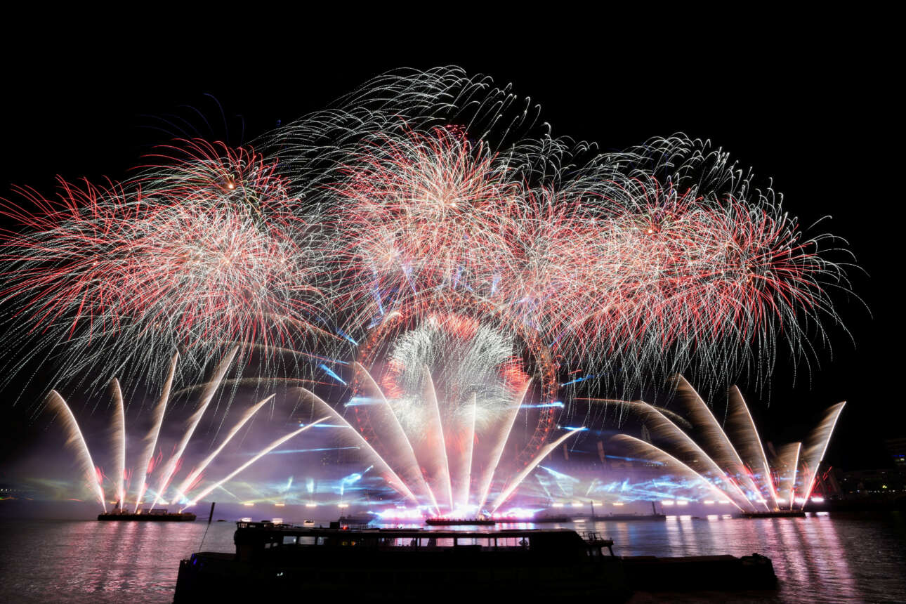 Τα πυροτεχνήματα και το London Eye καλωσορίζουν το 2023 στο Λονδίνο