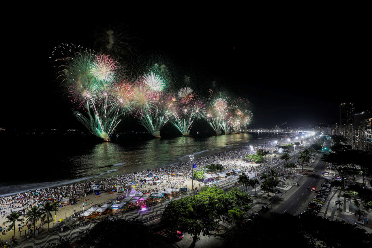 Πυροτεχνήματα πάνω από την παραλία της Κοπακαμπάνα στο Ρίο ντε Τζανέιρο της Βραζιλίας