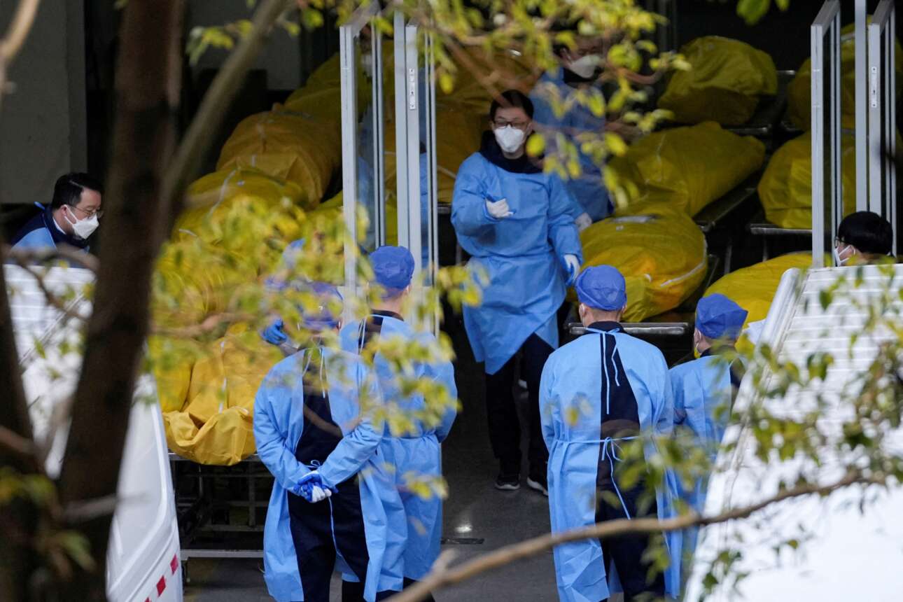 Η πιο ανησυχητική φωτογραφία των ημερών: σοροί ανωνύμων τοποθετημένοι μέσα σε κίτρινα πλαστικά σακιά έχουν κατακλύσει ένα γραφείο κηδειών στη Σανγκάη – κορονοϊού ένεκα, γράφουν οι λεζάντες των πρακτορείων, και οι σινολόγοι αναρωτιούνται αν έφταιξαν τα αυστηρά lockdownν ή η κατάλυσή τους, δηλαδή το Κόμμα σε κάθε περίπτωση… 
