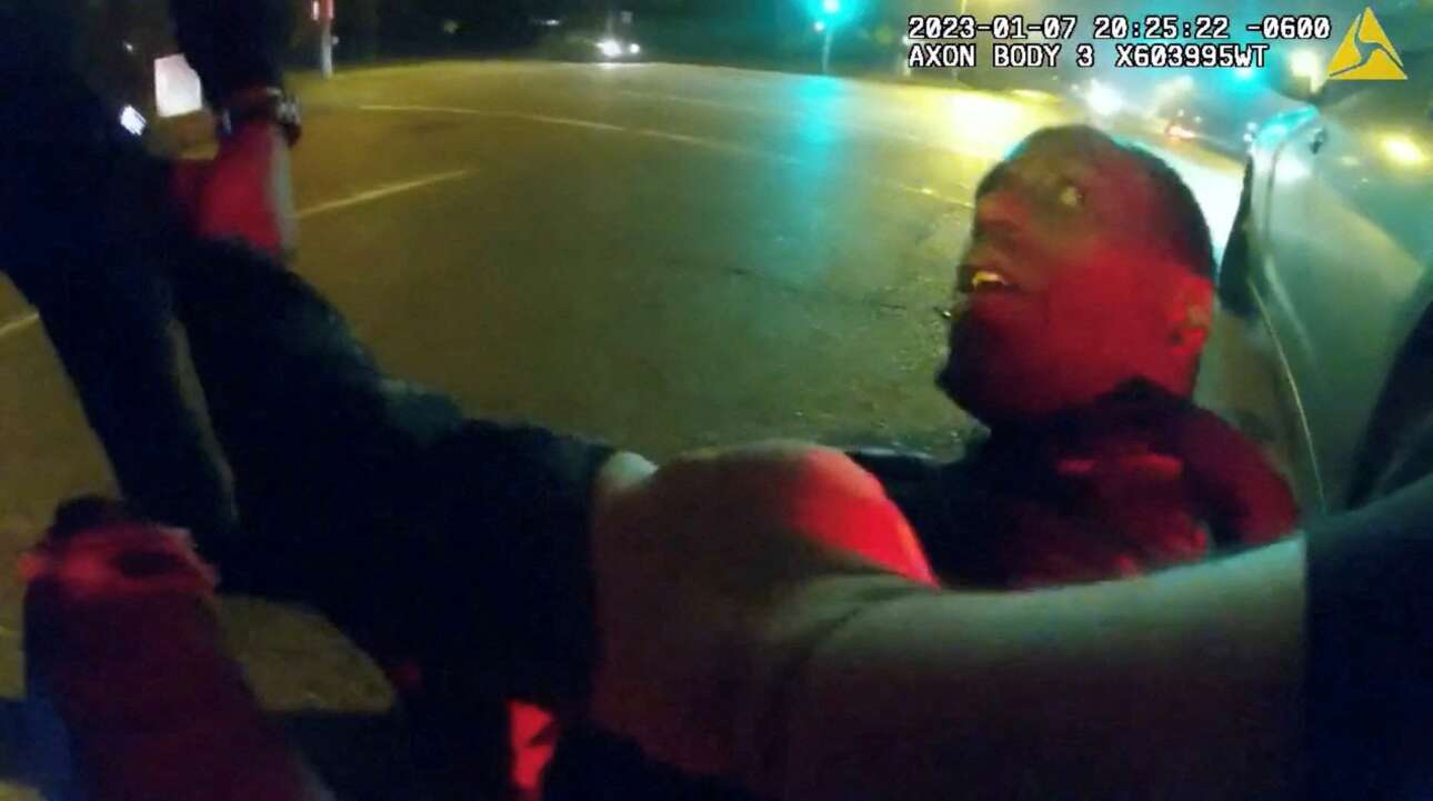 Το βλέμμα του μελλοθανάτου: το κατέγραψε κάμερα της Αστυνομίας της αμερικανικής πόλης Μέμφις – ο φονευθείς ήταν μαύρος ιδιώτης, οι φονιάδες είναι μαύροι αστυνομικοί… 
