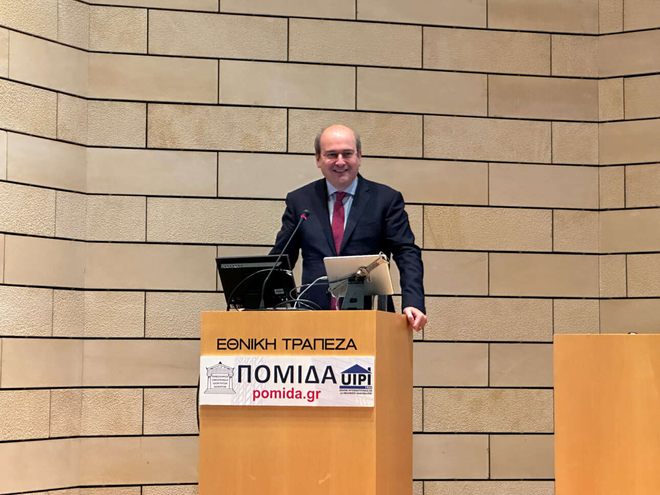 Χατζηδάκης: Ξεκινούν η χορήγηση χαμηλότοκων στεγαστικών δανείων και το πρόγραμμα «Κάλυψη»