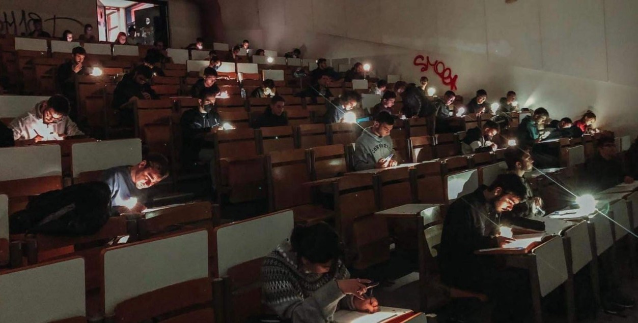 Εξεταστική υπό το φως των κινητών – Μόλις επτά λεπτά κράτησε η διακοπή, λέει ο πρύτανης του ΕΜΠ