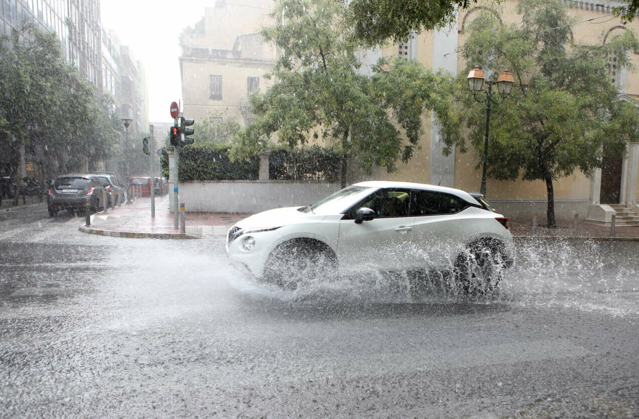 Κακοκαιρία: Απαγορευτικό απόπλου στα λιμάνια και απέραντο… πάρκινγκ οι δρόμοι στην Αθήνα