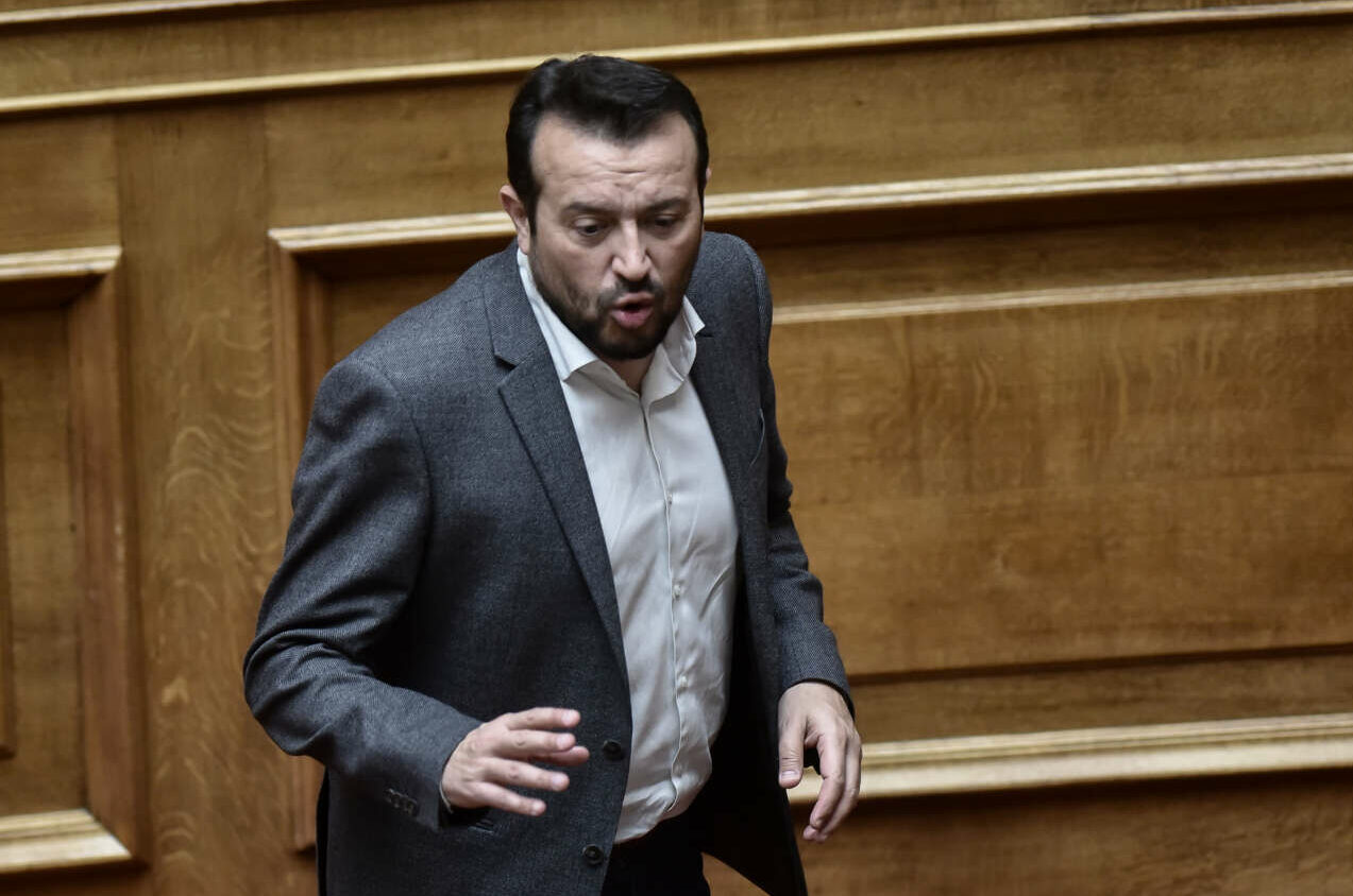 O Παππάς απειλεί τη γραμματέα Καλογρίτσα με μηνύσεις για τις «τσάντες με τα λεφτά» στην Κουμουνδούρου