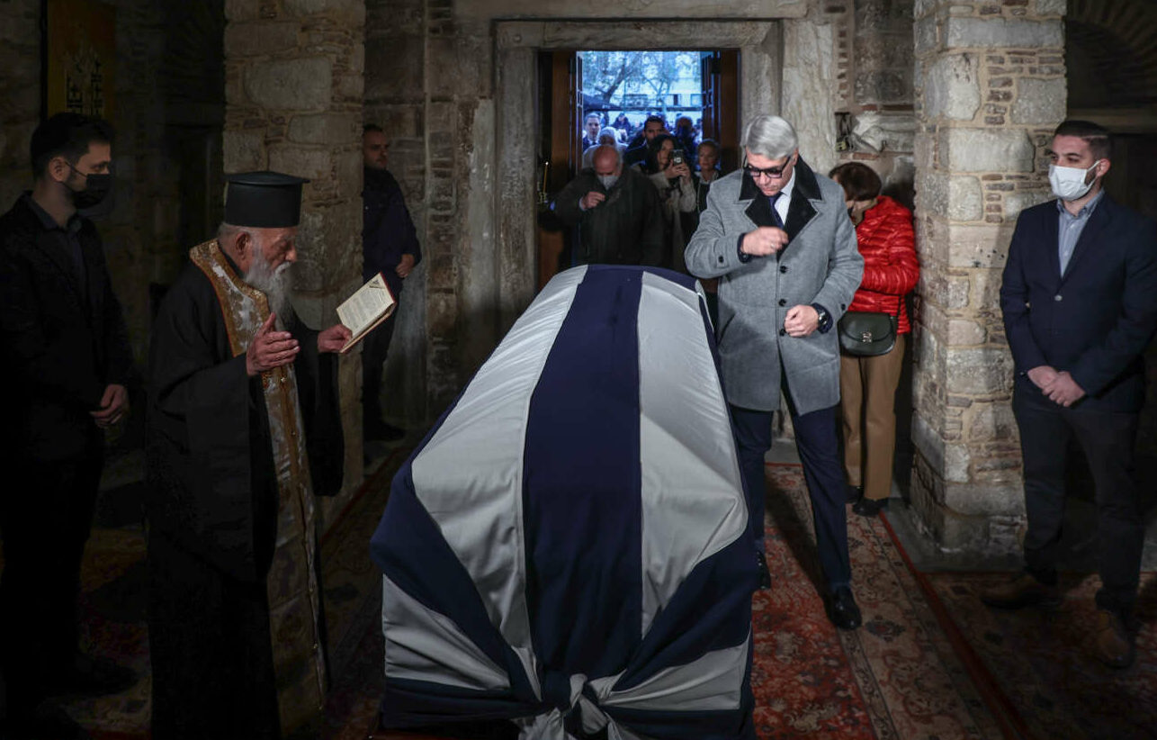 Σε λαϊκό προσκύνημα η σορός του τέως βασιλιά Κωνσταντίνου