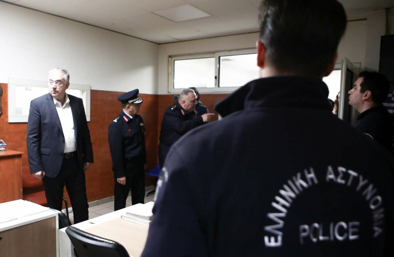 Θεοδωρικάκος: Μειωμένη κατά 25% η μέση εγκληματικότητα – 600 νέοι αστυνομικοί στα ΑΤ της Αθήνας