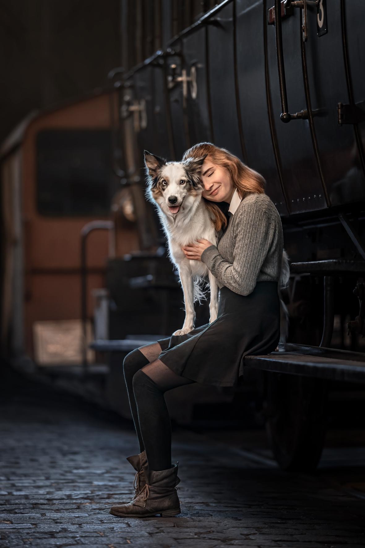 Η «Ανιδιοτελής Αγάπη» σε σιδηροδρομικό σταθμό κέρδισε την πρώτη θέση στην κατηγορία «Σκύλοι & Ανθρωποι»