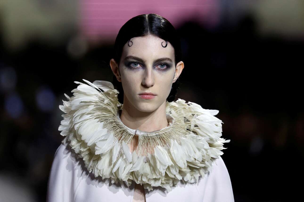 Η σχεδιάστρια μόδας Μαρία Γκράτσια Κιούρι υπογράφει αυτό το εαρινό-θερινό ρούχο που παρουσιάστηκε στο Παρίσι για λογαριασμό του οίκου Dior