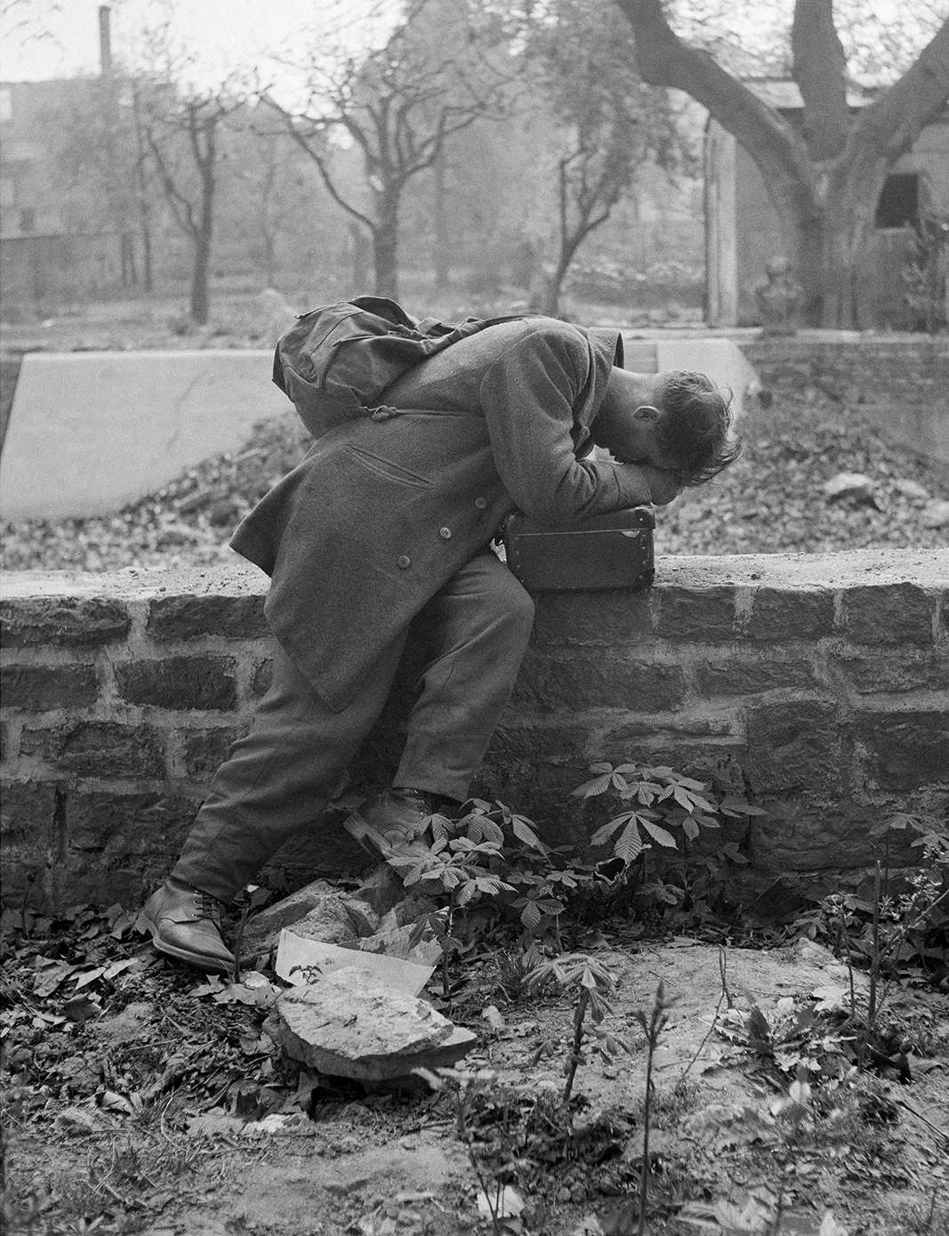 «Hττημένος στρατιώτης», Φρανκφούρτη, Γερμανία, 1946. Ενας γερμανός στρατιώτης, επιστρέφοντας από το μέτωπο, βρίσκει το σπίτι του βομβαρδισμένο