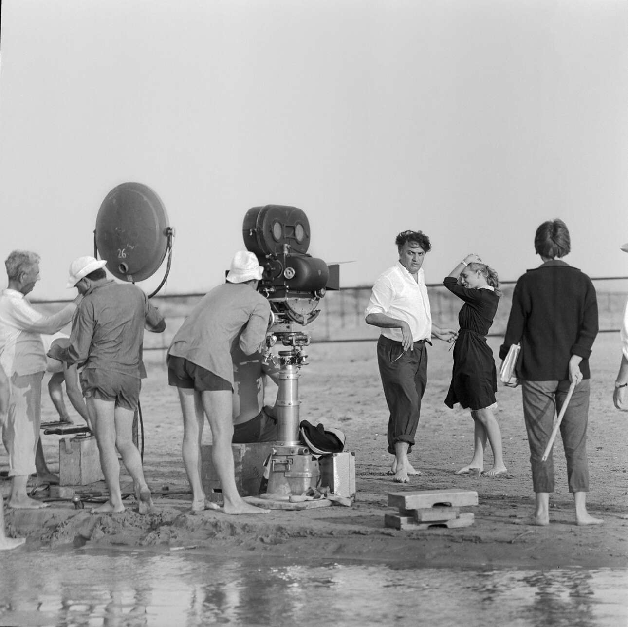 Ο σκηνοθέτης Φεντερίκο Φελίνι στα γυρίσματα της ταινίας «La Dolce Vita», στην Ιταλία, το 1959