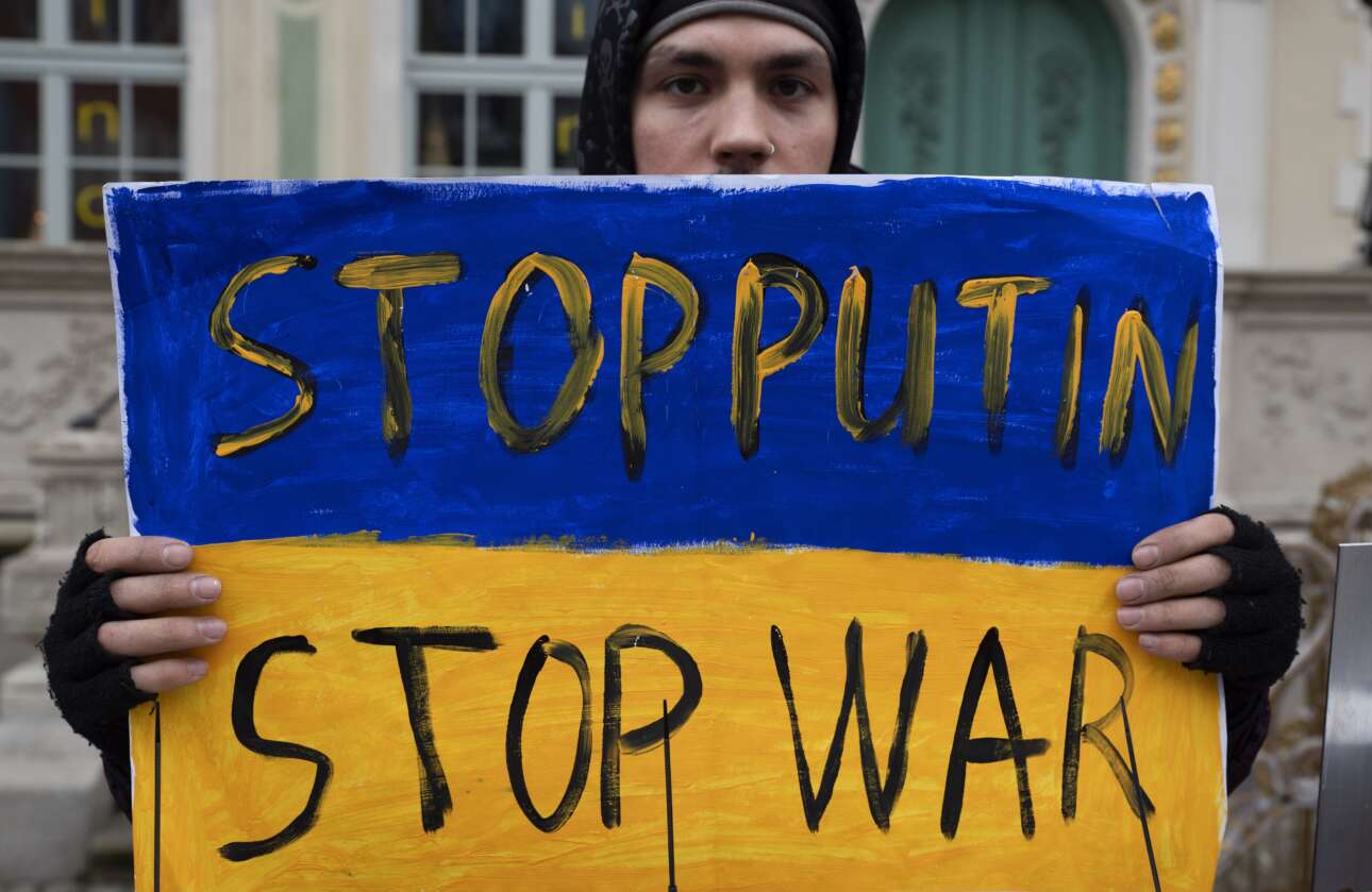 Τηλεφωνούν σε Ρώσους και τους λένε ότι ο Πούτιν ψεύδεται