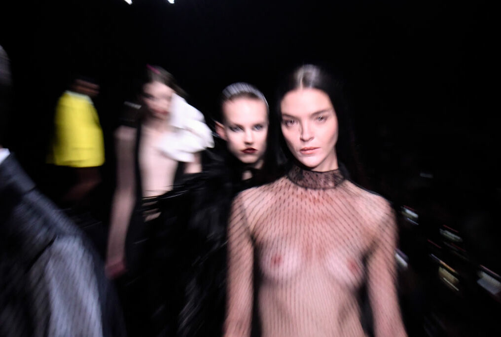 Εβδομάδα Μόδας στο Παρίσι: Στραβά φορέματα, μάσκες και «Κόλαση» του Δάντη