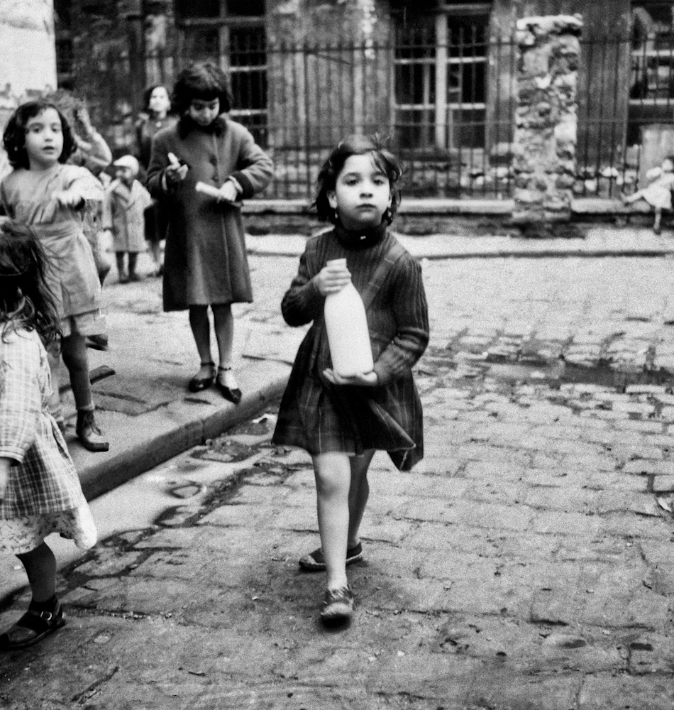 Κοριτσάκι κουβαλάει ένα μπουκάλι γάλα στο Παρίσι του 1950